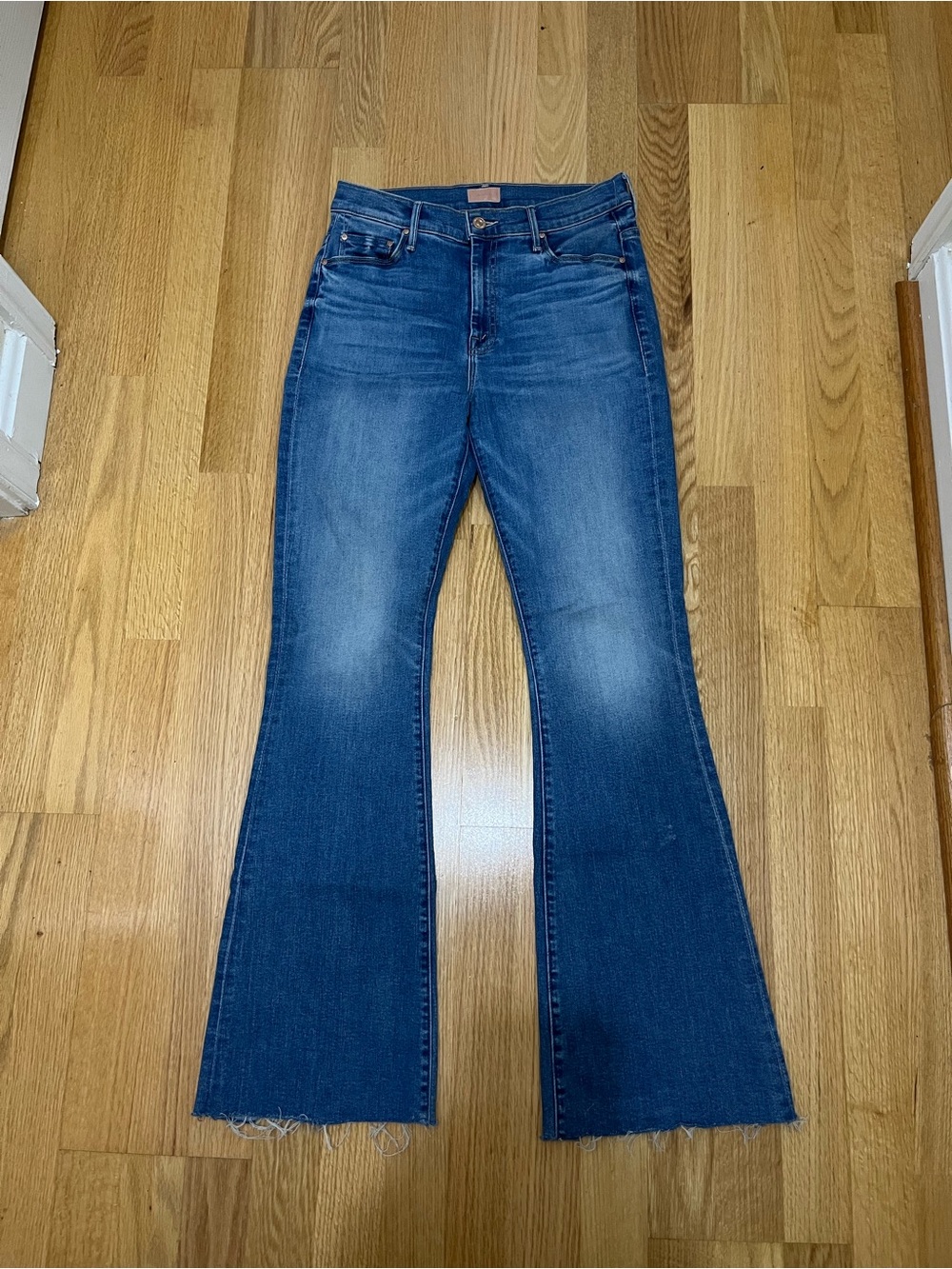 MOTHER
Weekender Fray
Faded-Distressed
Jeans Size 29 for Women
Med Wash